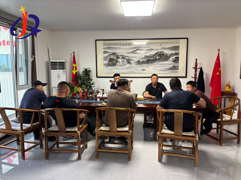 Паўднёваамерыканскія кліенты з россыпнага золата наведалі Qingzhou Jinqi Mining Machinery для аўдыту завода.